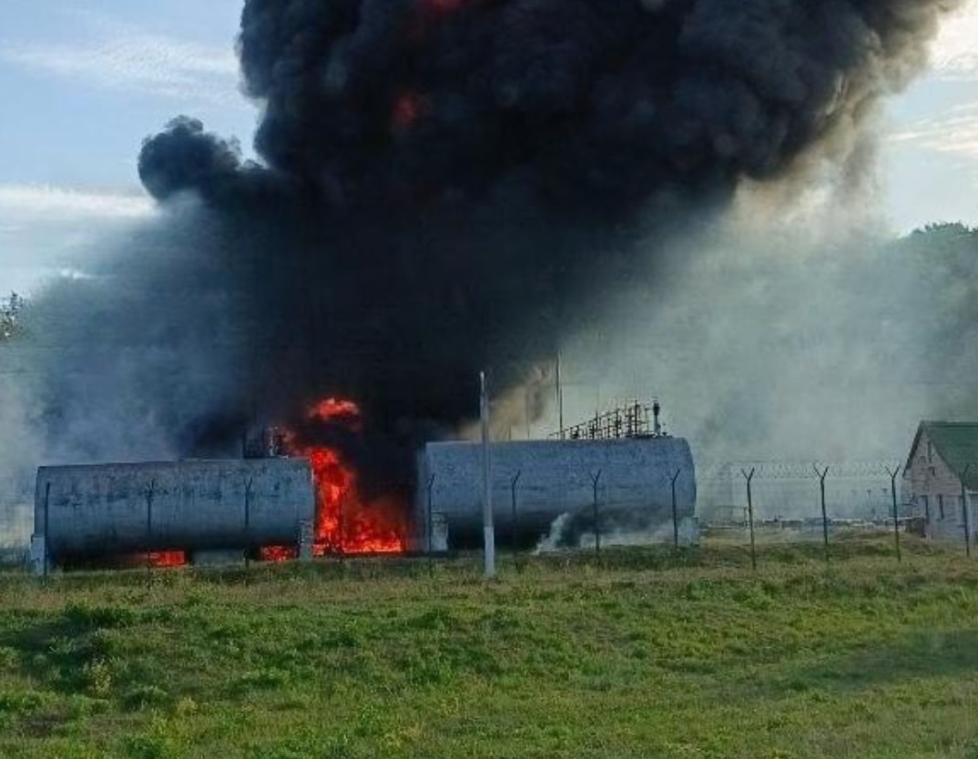 Последствия удара БПЛА по топливохранилищу в Ютановке в Белгородской области
