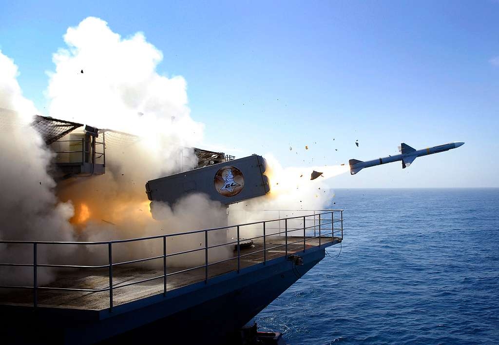 ЗУР RIM-7 Sea Sparrow в действии