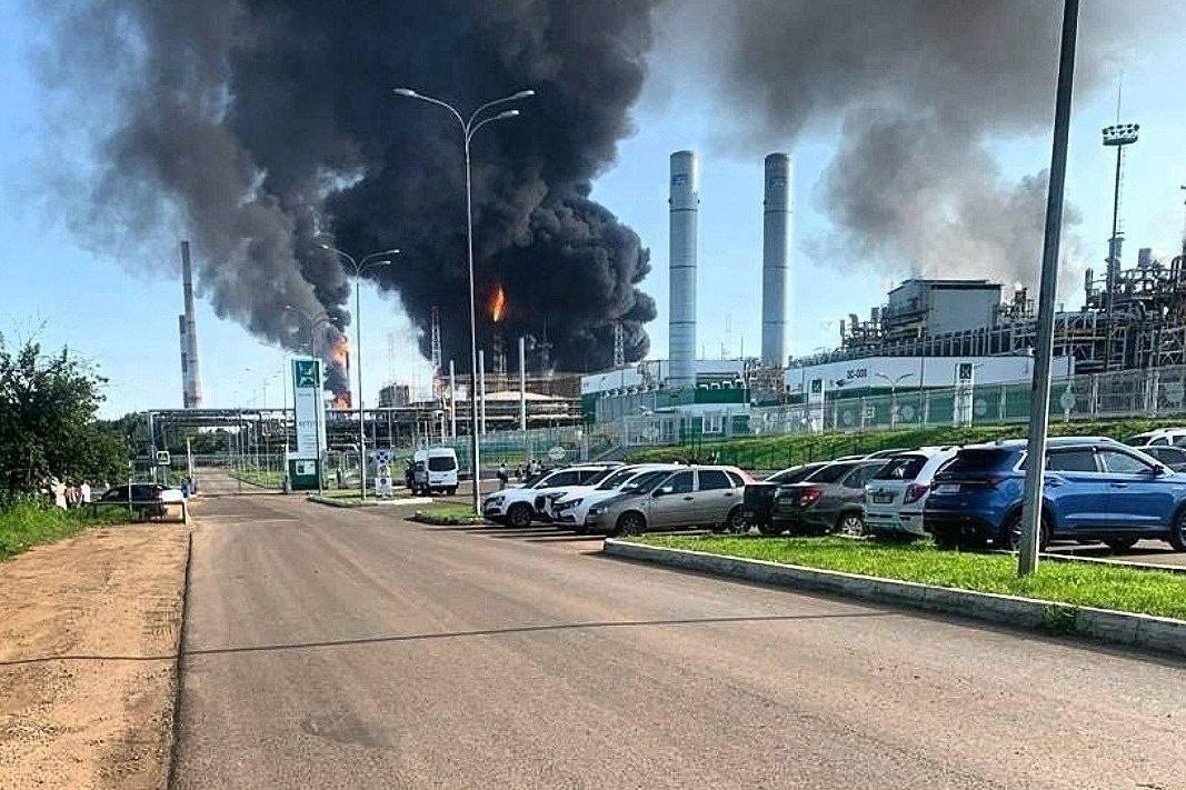 Пожар в промзоне Нижнекамска после налета дронов. Фото: Exilenova+