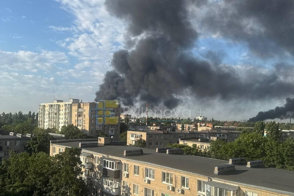 Фото: пожар после удара беспилотника в Азове, Ростовская область, 10.07.2026 / Exilenova+