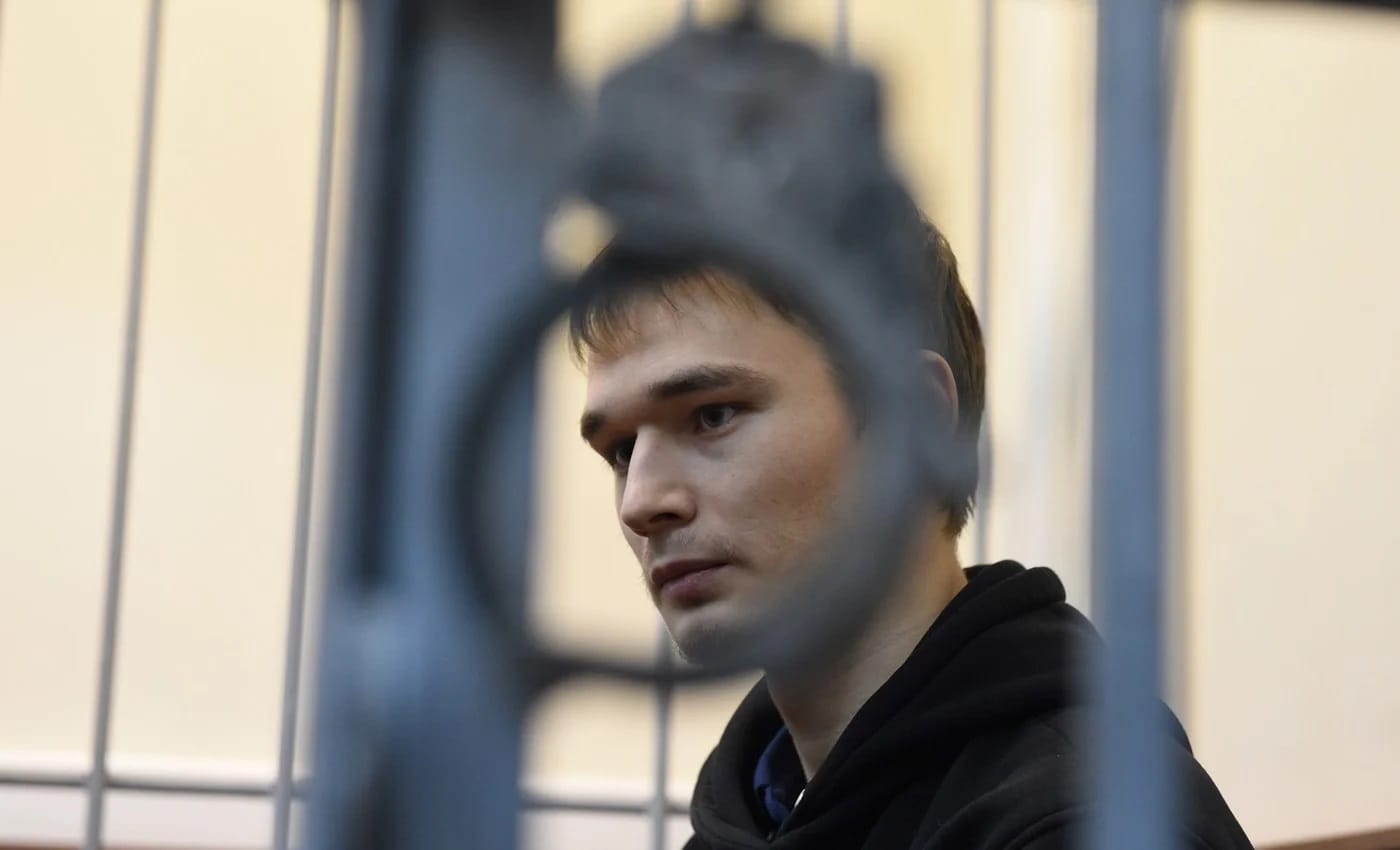 «Вести» и НТВ обвиняют анархиста Мифтахова в изготовлении бомб. Но это ему не смог вменить даже Центр «Э»