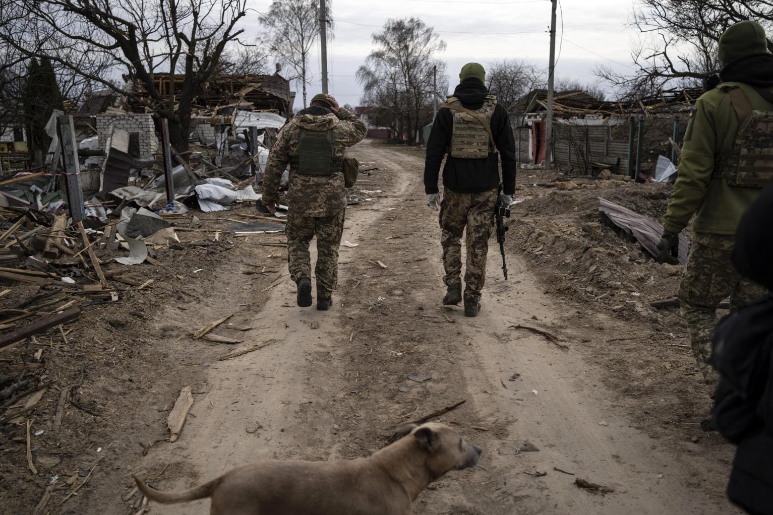 «Заткнись, или покажу ребенку твои мозги, разбросанные по дому». Украинка рассказала, как российские военные убили ее мужа и насиловали ее