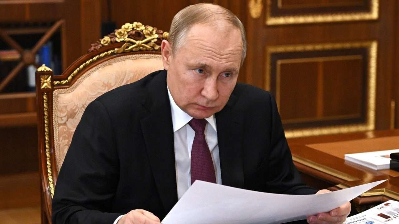 Сотрудники ФСО в заграничных поездках собирают за Путиным мочу и кал, чтобы скрыть информацию о его заболеваниях — Paris Match