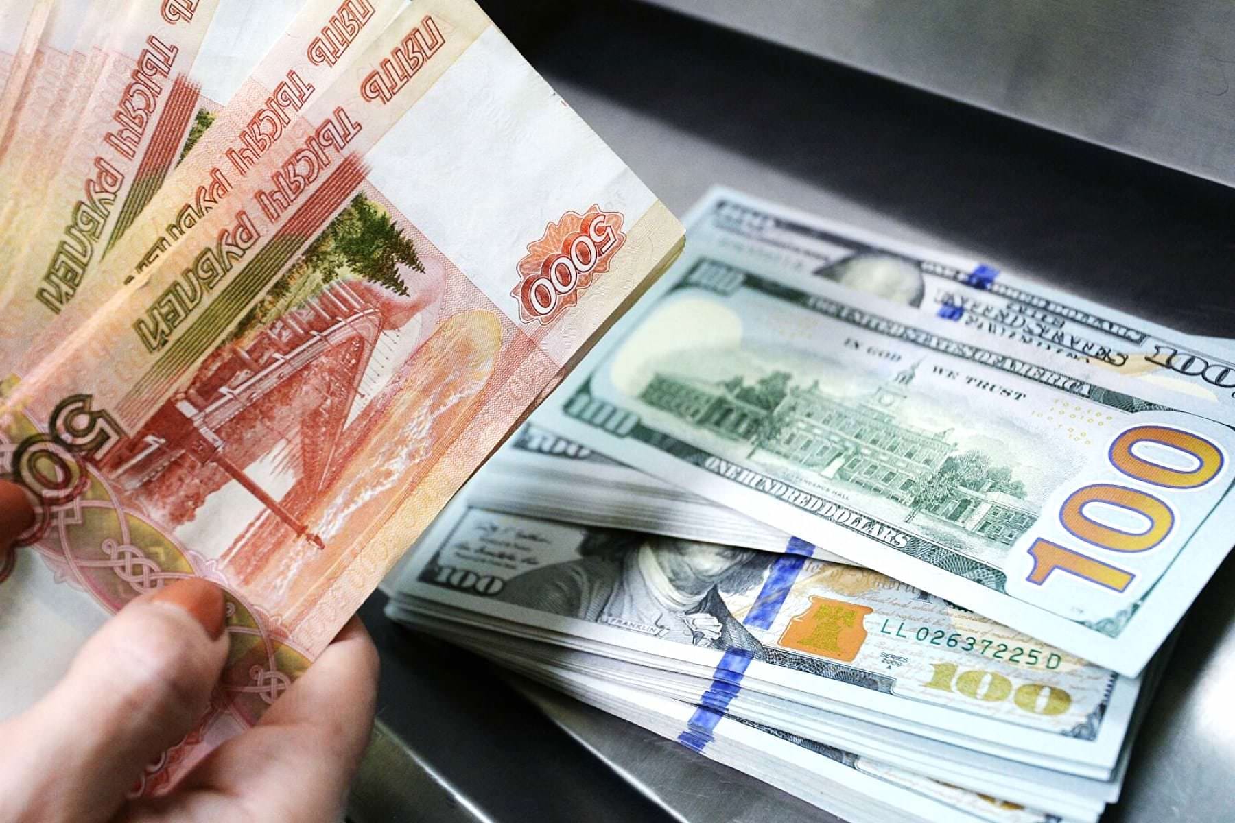 Путин перевел обслуживание иностранного долга России на рубли