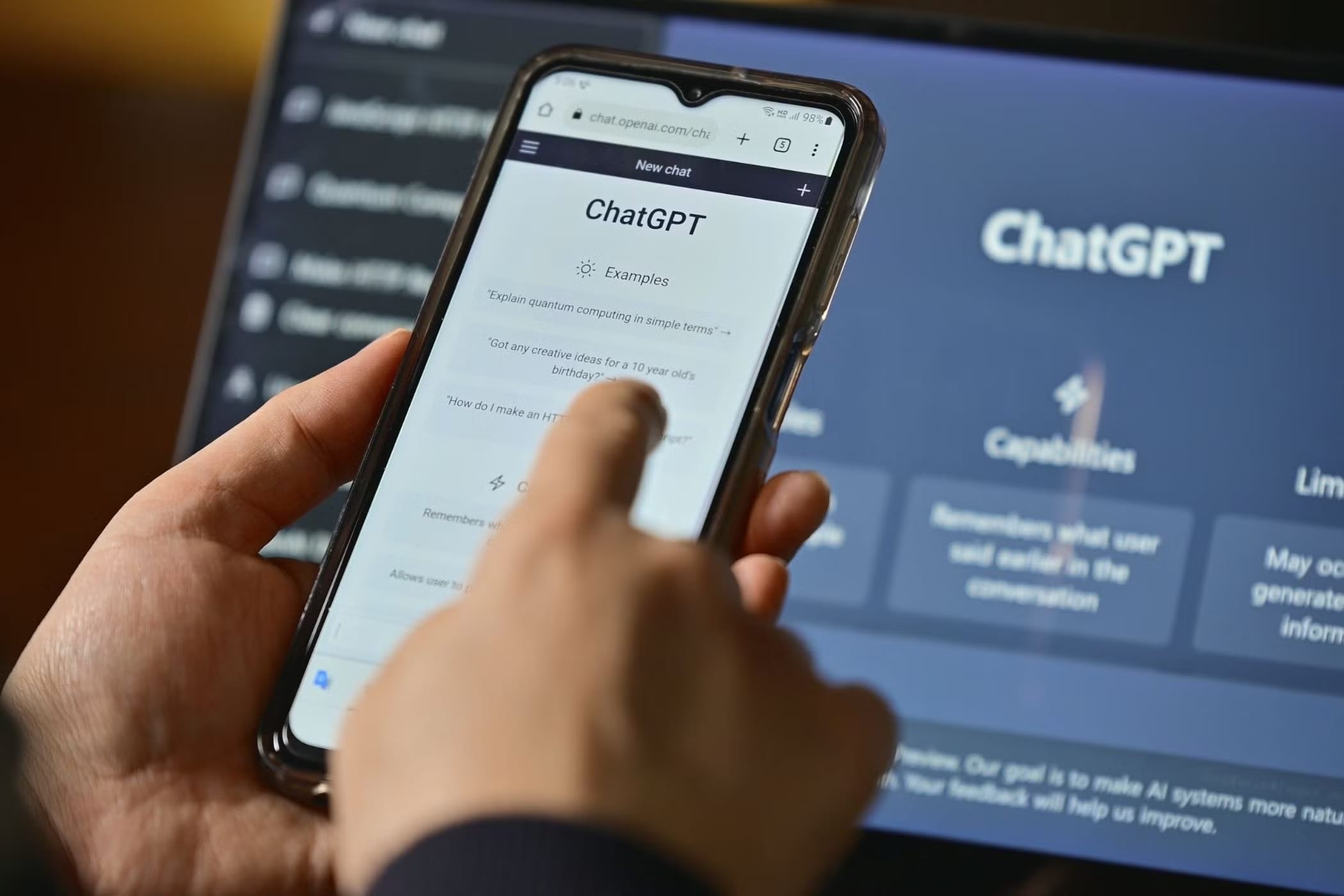 ChatGPT соглашается с пользователями в 10 раз чаще, чем противоречит, это создает эффект «эхо-камеры» — исследование WP