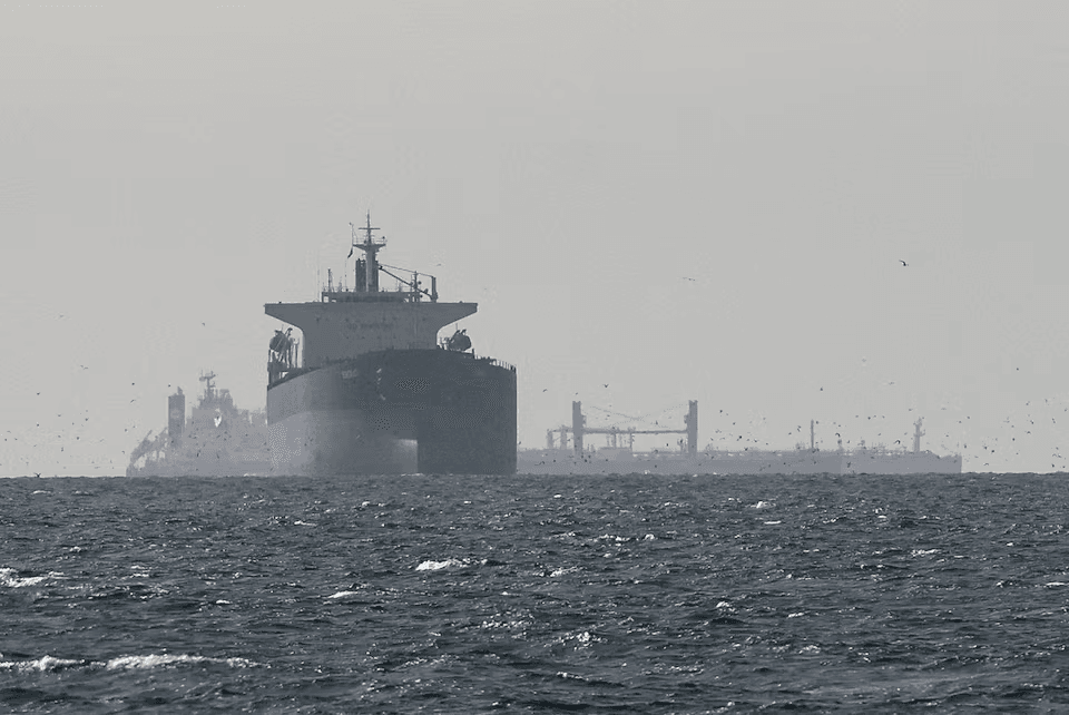 Иранский «теневой флот» продолжает поставлять нефть по Ормузскому проливу, несмотря на его блокаду для других судов — Reuters