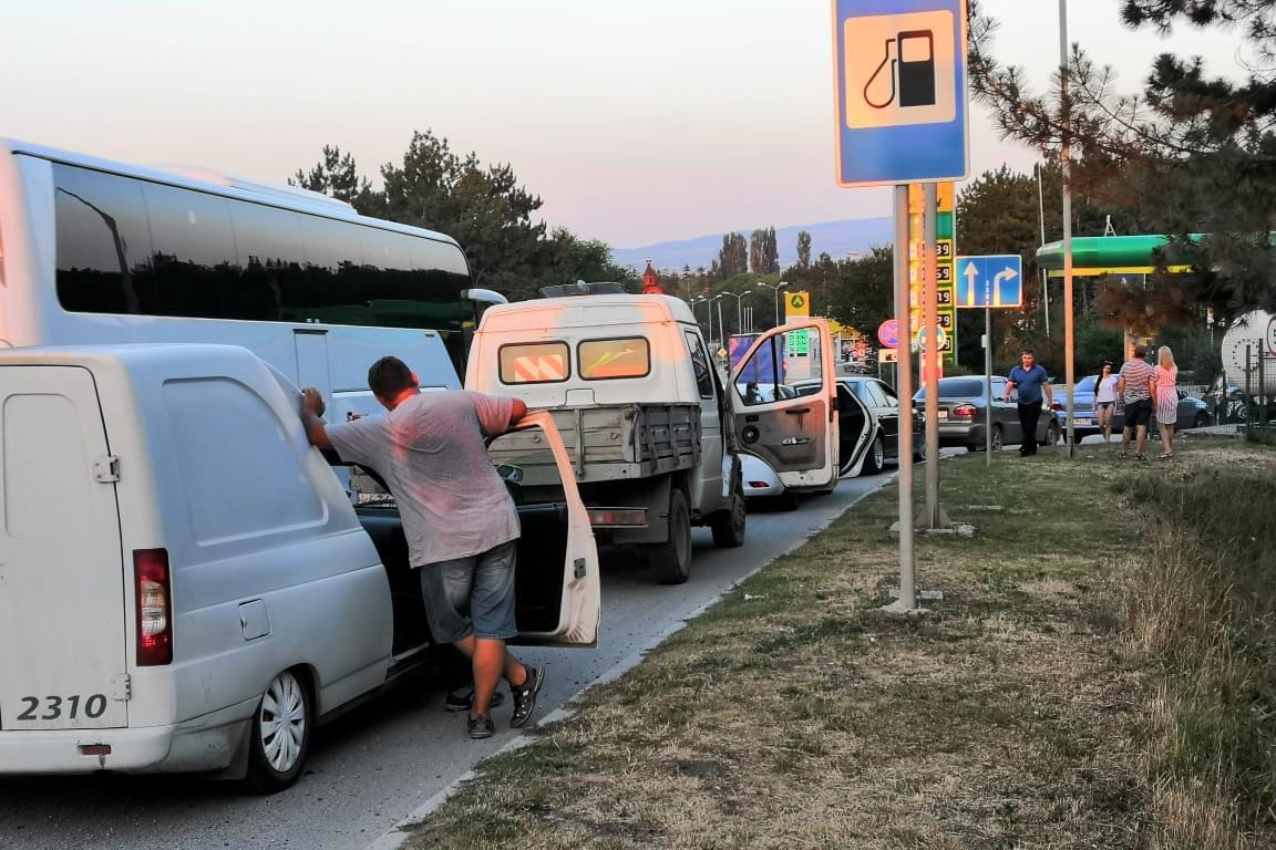 «Поехал бензовоз, да начнутся голодные игры». В Крыму и Севастополе на фоне дефицита топлива расцвел черный рынок бензина и талонов