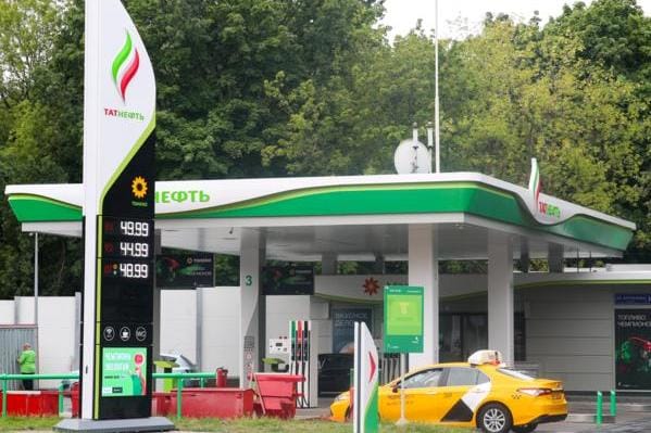 «Татнефть» ограничила продажу бензина на своих автозаправках в нескольких регионах. Накануне НПЗ компании в Татарстане попал под удар дронов