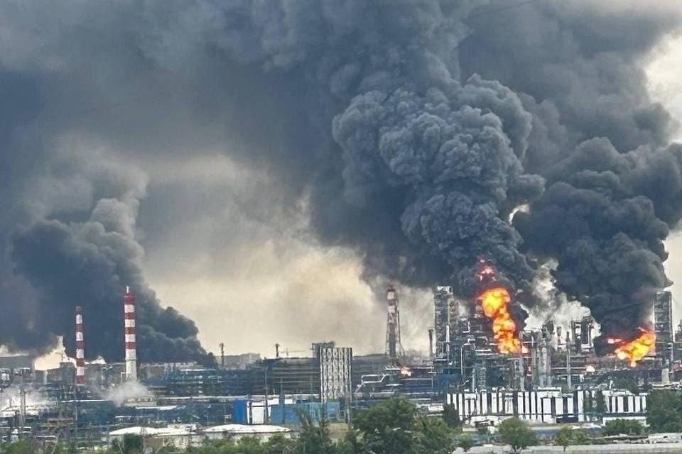 Дроны второй раз за два дня атаковали Московский НПЗ в Капотне. Начался сильный пожар