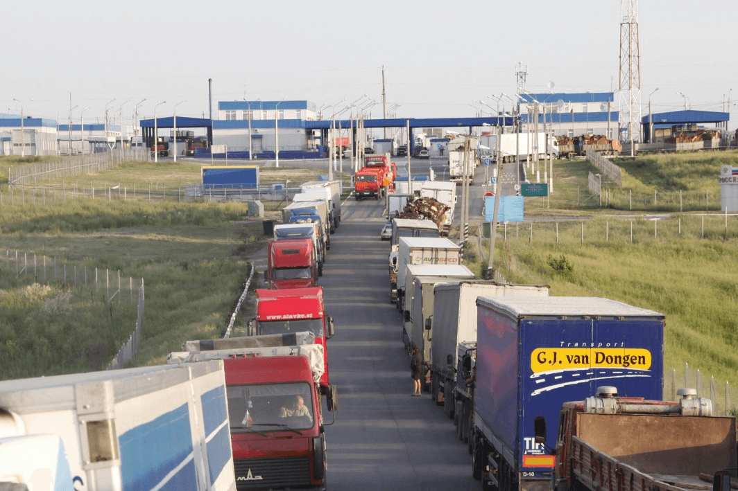В Казахстане ограничили въезд автомобилей из соседних стран, чтобы предотвратить вывоз топлива