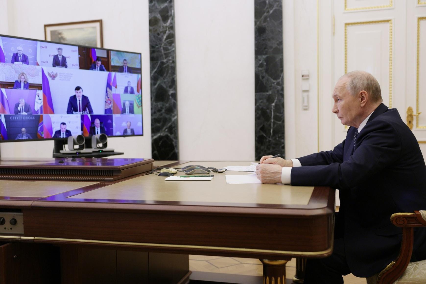 На совещании правительства признали «непростую» ситуацию и отчитались о запрете экспорта дизеля. Путин потребовал исправить ситуацию в Крыму