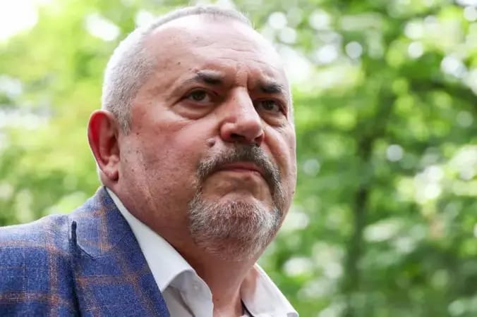 Бориса Надеждина за две недели признали «иноагентом», обвинили в демонстрации экстремистской символики и запретили выезд из РФ из-за долга