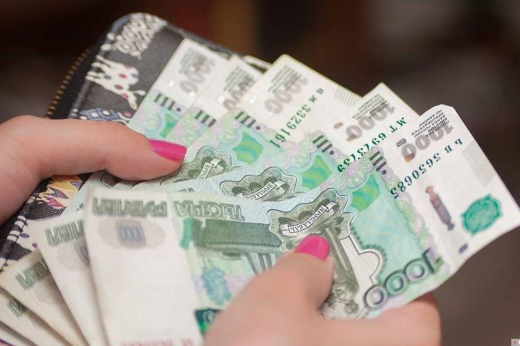 В первой половине июля россияне вывели из банков 513 млрд рублей наличными — вдвое больше, чем в предыдущие месяцы