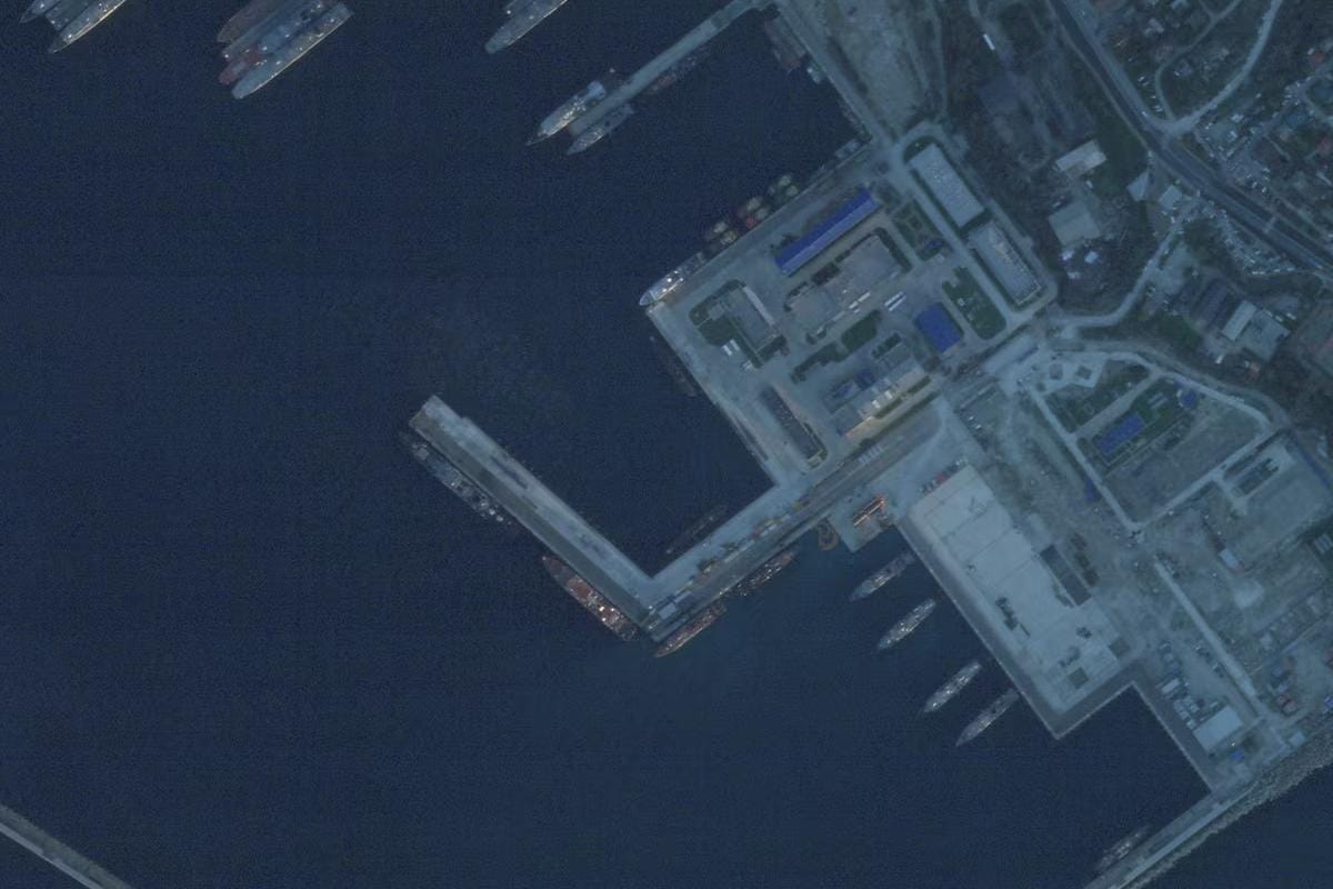В Новороссийском порту, крупнейшем в России, запретили ночное движение судов из-за атак дронов — Reuters
