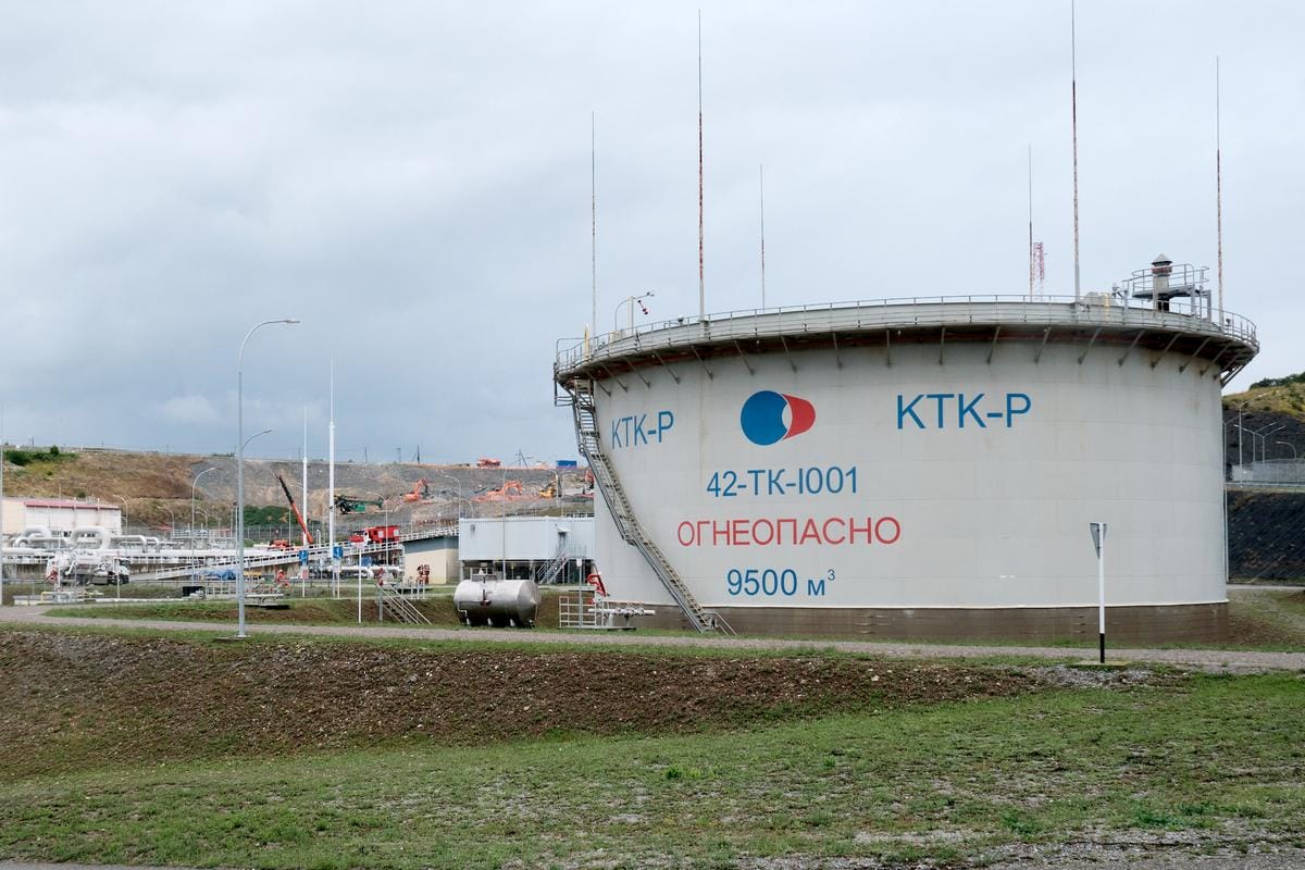 Добыча нефти в Казахстане упала вдвое после остановки терминала КТК, атакованного дронами — Reuters