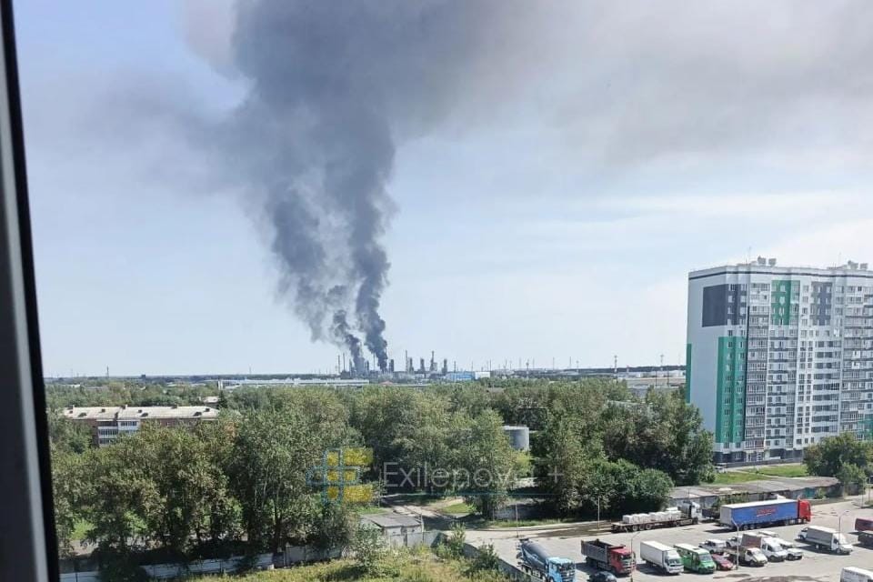 Украинские военные отчитались об ударе по «Черноморнефтегазу» в Крыму и НПЗ в Тюмени. Ранее из-за пожара прервали празднование Дня города