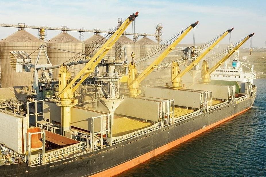 Удары по судам нарушили экспорт зерна через Черное и Азовское моря. Под угрозой объем пшеницы, равный 15% мировой торговли — Reuters