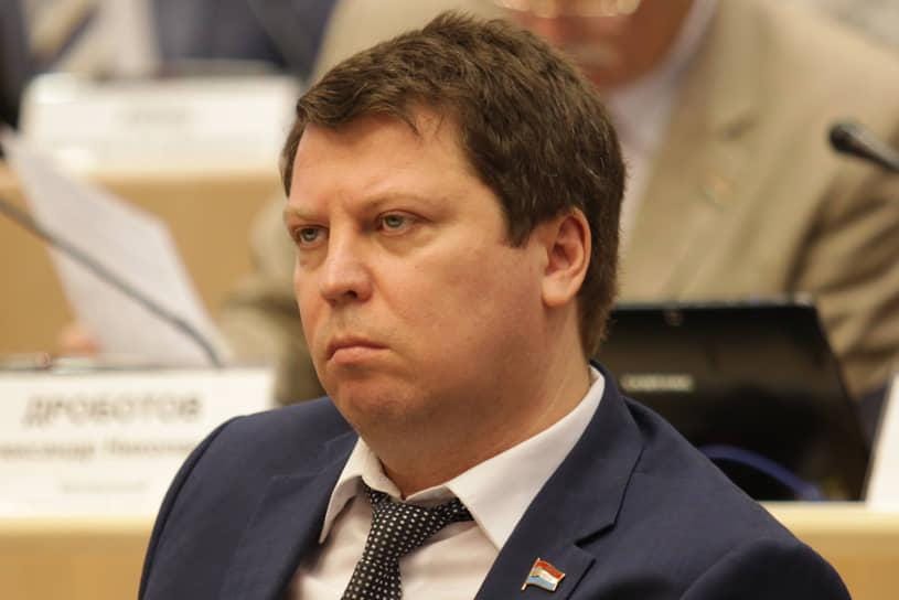Суд снял депутата Матвеева с выборов по иску кандидата от Партии пенсионеров. Среди претензий — его фото и использование шрифтов Microsoft