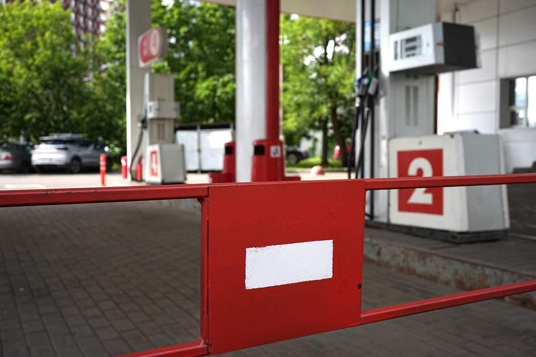 Топливо есть менее чем на трети заправок в России — «Известия»