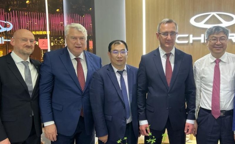 Встреча российской делегации с представителями Chery на Международном автосалоне в Шанхае. Владислав Шапша — второй справа
