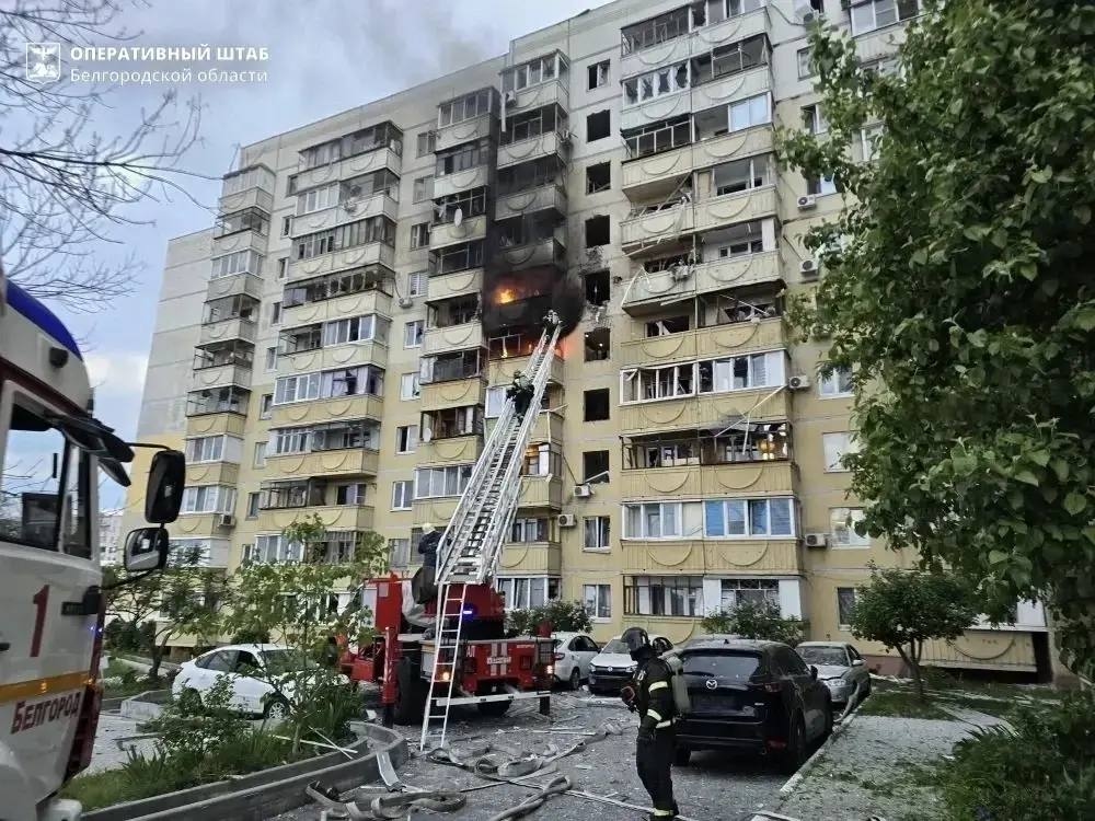 Последствия попадания украинского беспилотника по жилому дому в Белгороде 15 мая 2026 года