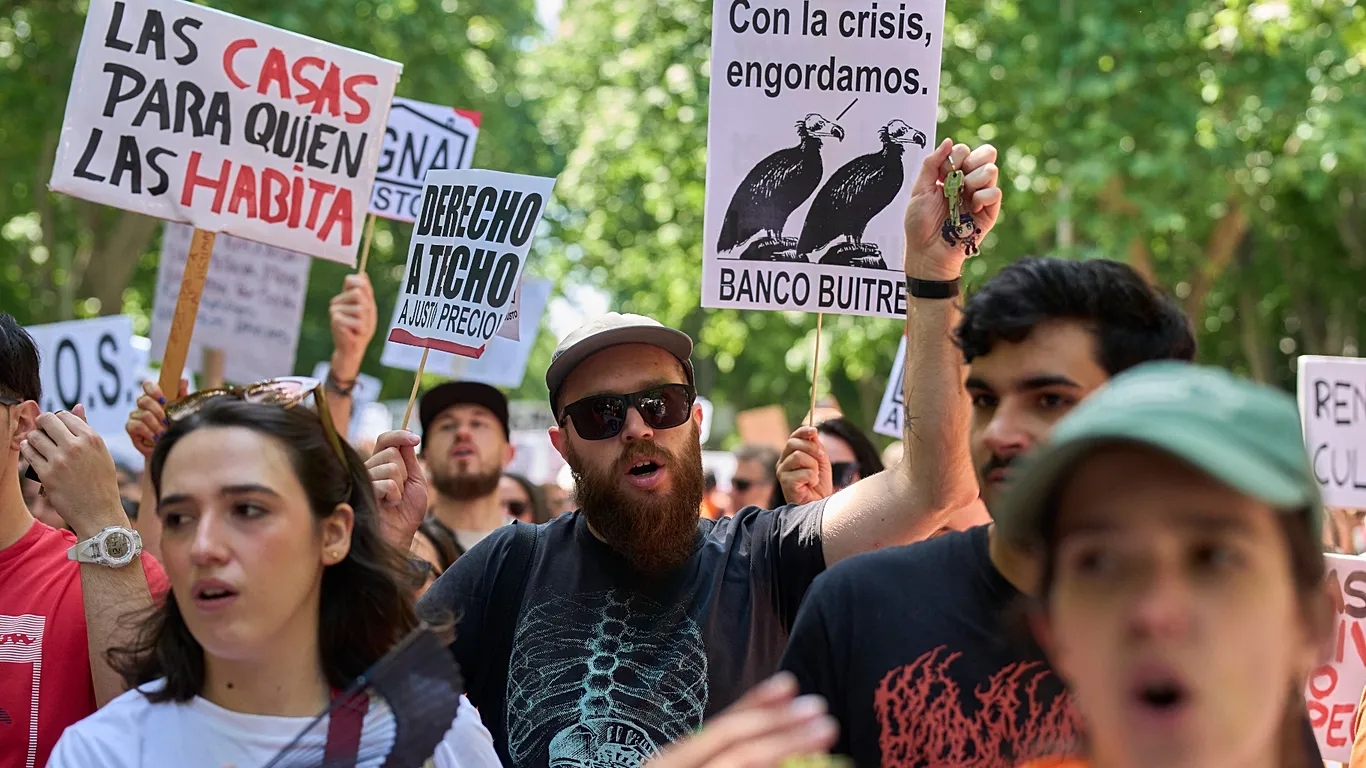 «Дома для тех, кто в них живет» — надпись на плакате на акции протеста против роста цен на недвижимость, Мадрид, Испания, 24 мая 2026 года