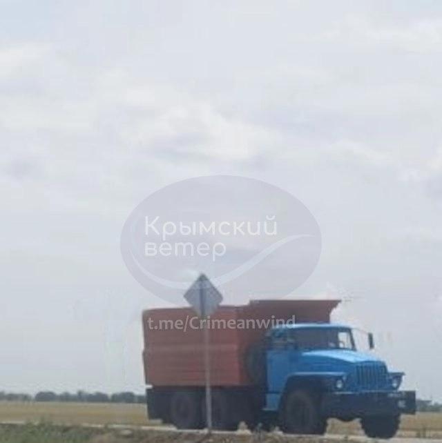 Предположительно военный грузовик с черными номерами, замаскированный под гражданский грузовик