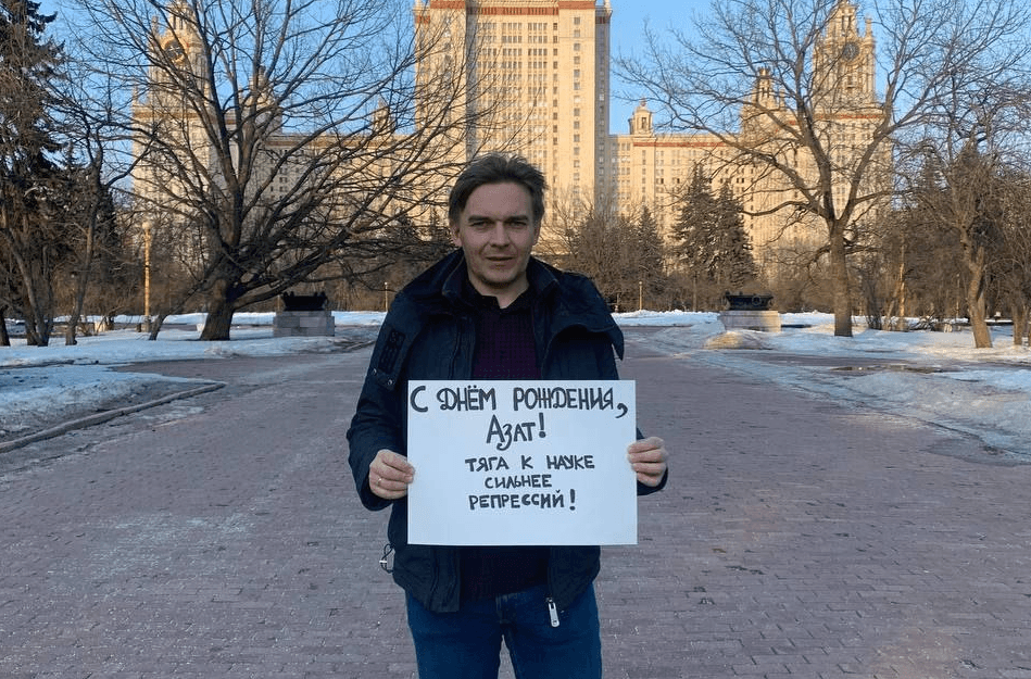 Доцента МГУ Михаила Лобанова отпустили после допроса в СК в статусе свидетеля. Ранее у него прошел обыск