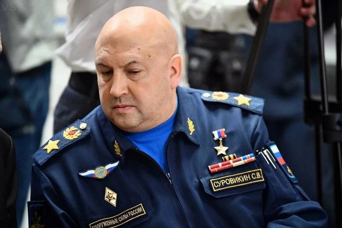 Собчак опубликовала фото «пропавшего» Суровикина и подписала, что он с семьей. На женщине рядом с ним браслет за миллион рублей.