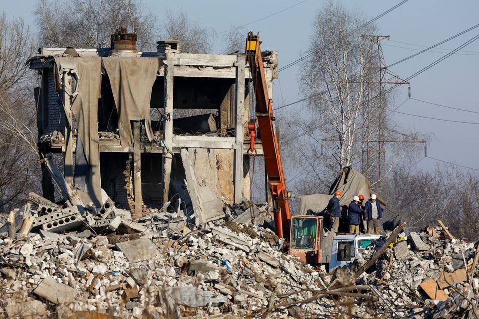 Разбор завалов ПТУ №19 в Макеевке после обстрела